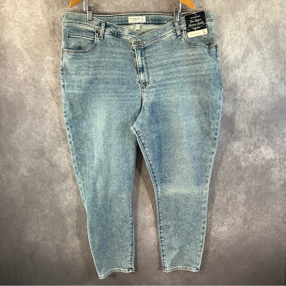 Abercrombie & Fitch Jeans Womens 37 / 24R Curve Love The Mom High Rise Plus NEW